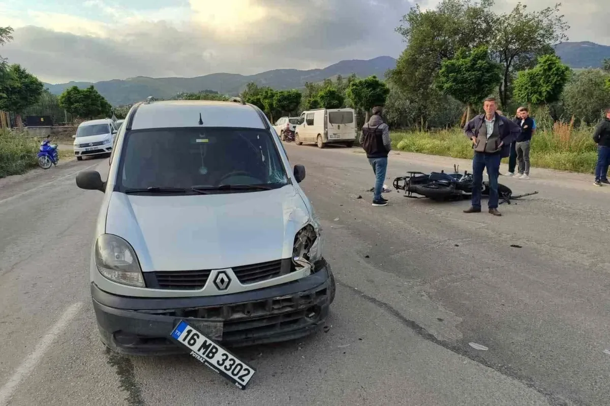 Motosiklet hafif ticari araçla çarpıştı