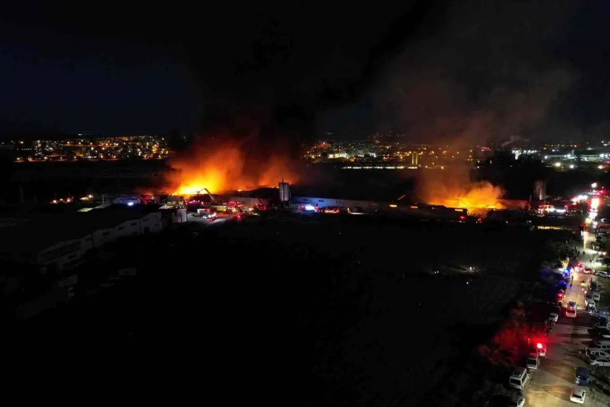 İnegöl'de 10 fabrikaya sıçrayan yangın gece havadan görüntülendi