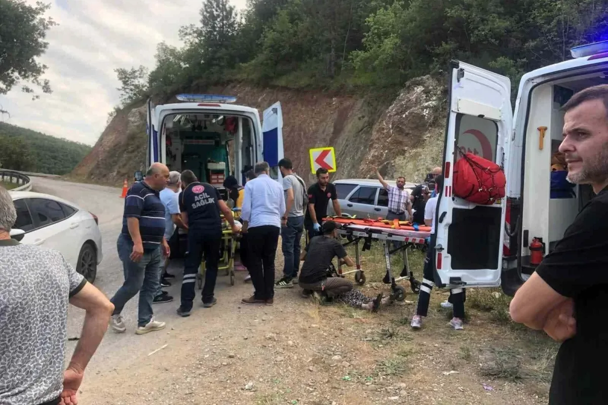 Bursada kamyonet ile otomobil çarpıştı: 6 yaralı