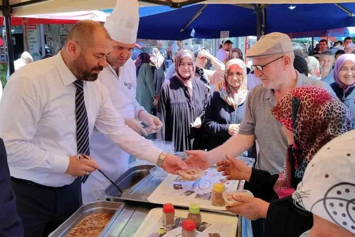 Başkan Aykurt vatandaşlara aşure dağıttı