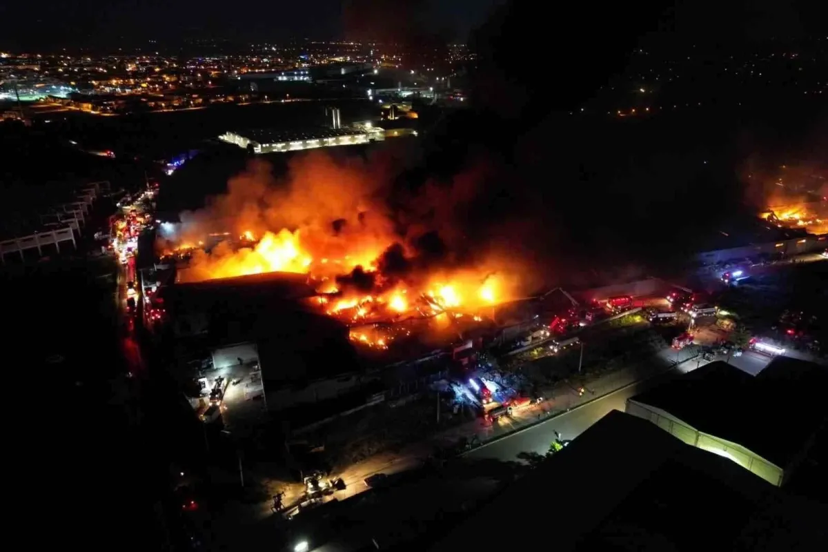 Geceyi aydınlatan yangın 8 saat sonra kontrol altına alındı