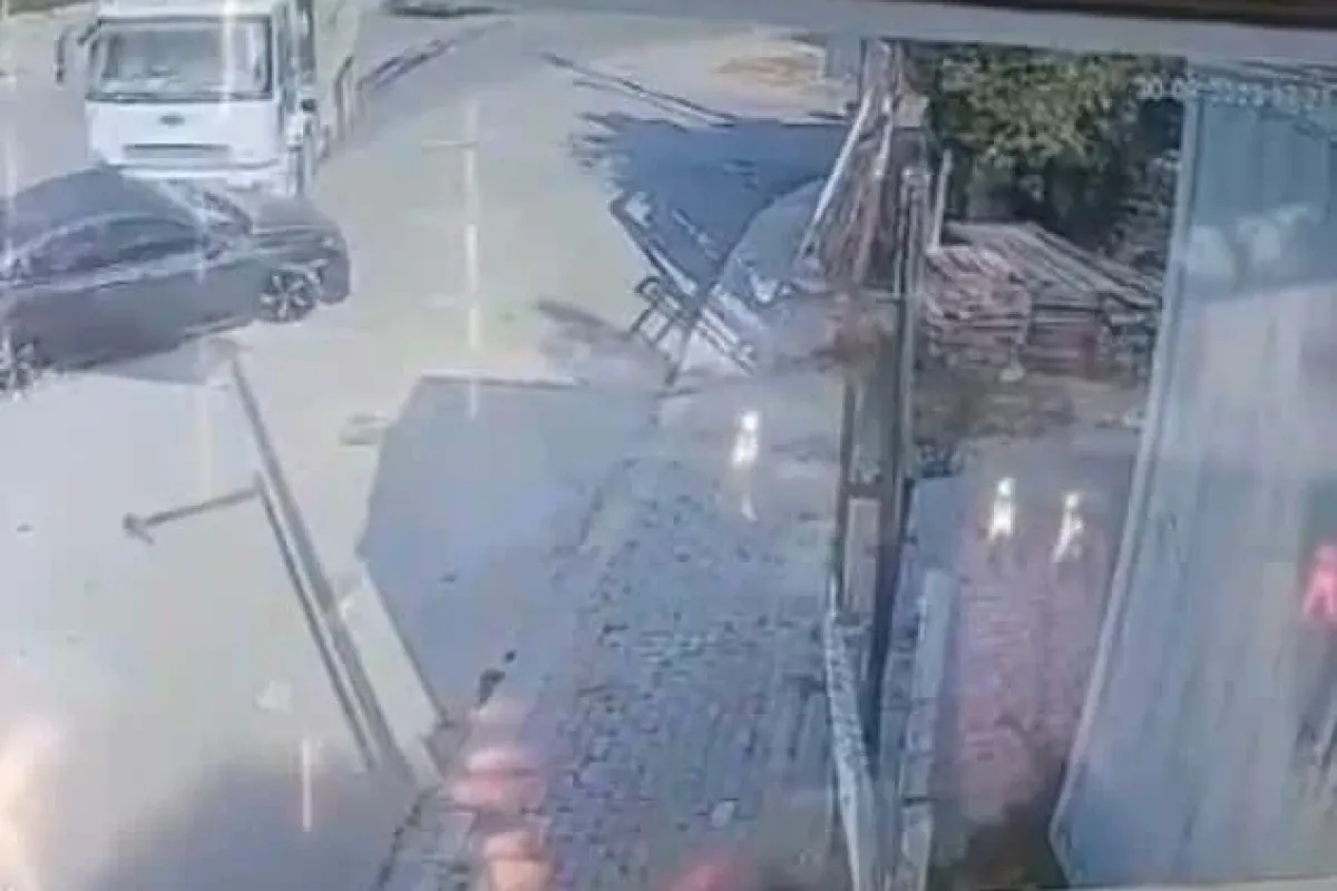 Hafriyat kamyonunun çarptığı otomobil böyle savruldu : 4 yaralı