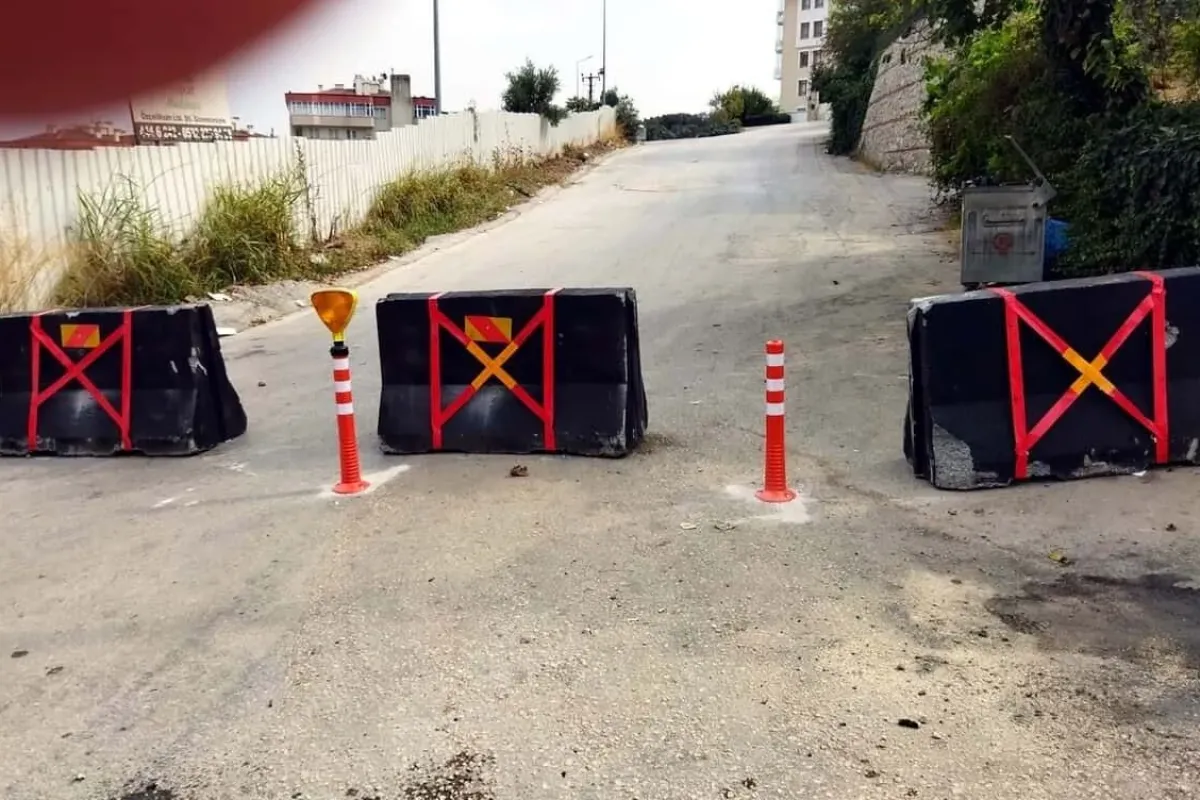 Mudanyada inşaat çalışmasında yol yarıldı