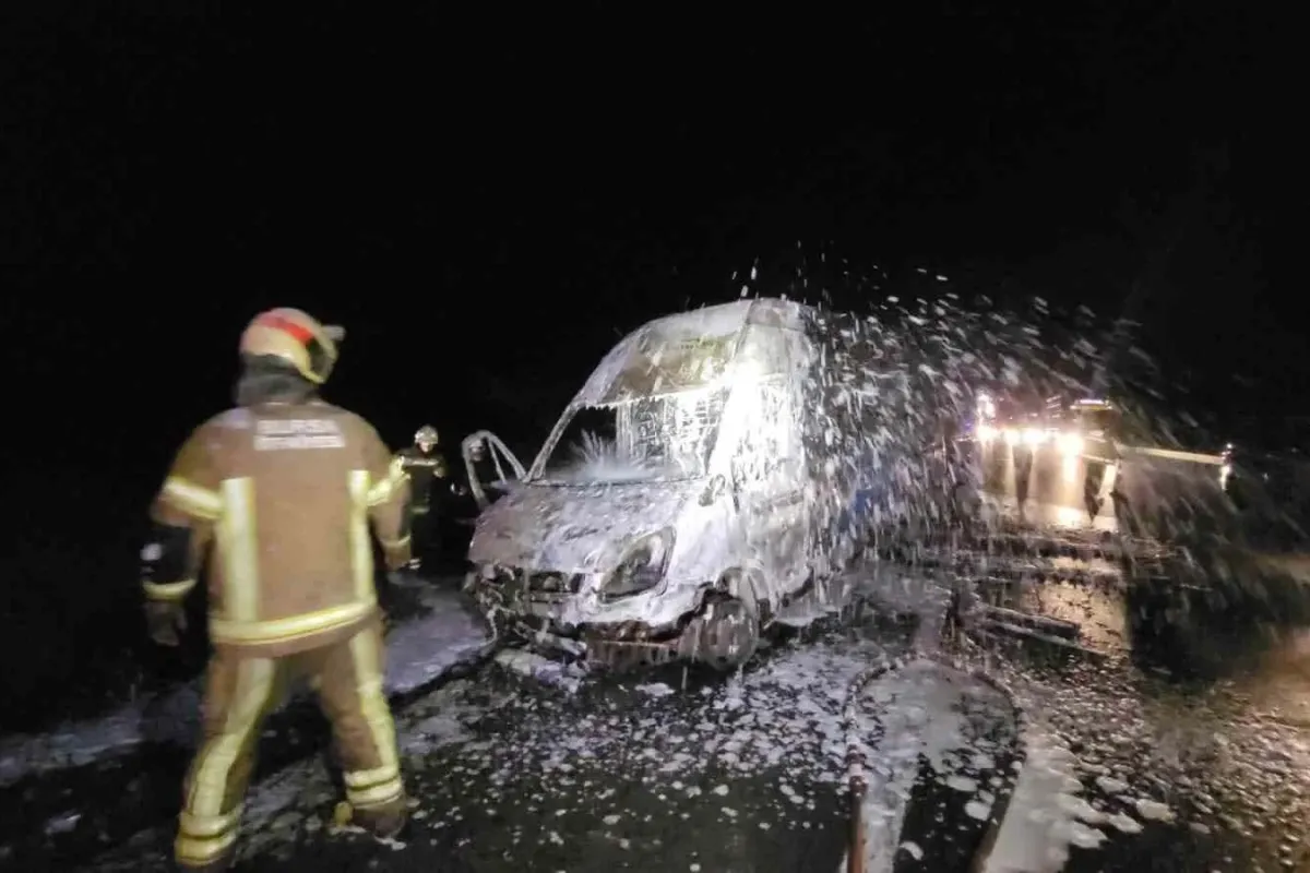 Motor kısmından çıkan yangın kargo aracını kullanılamaz hale getirdi