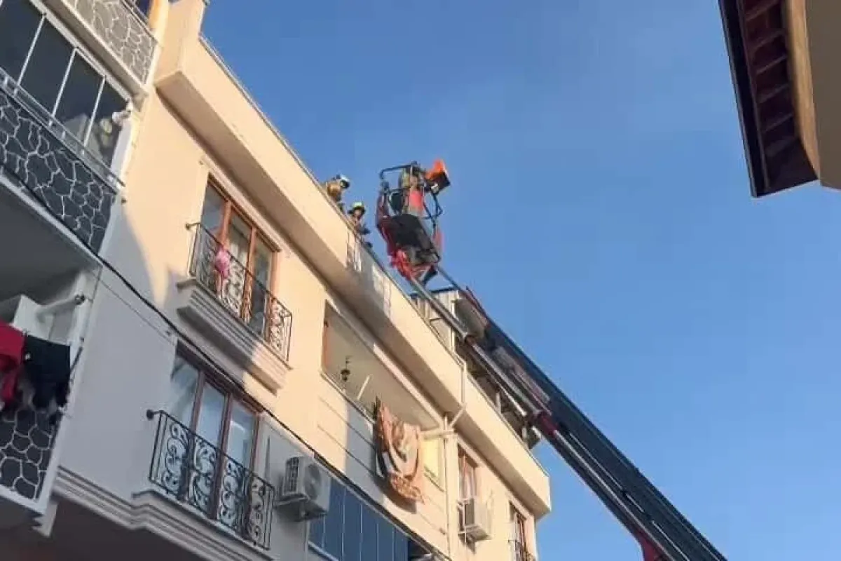 Bursada evin çatısında başlayan yangın yan binaya sıçradı