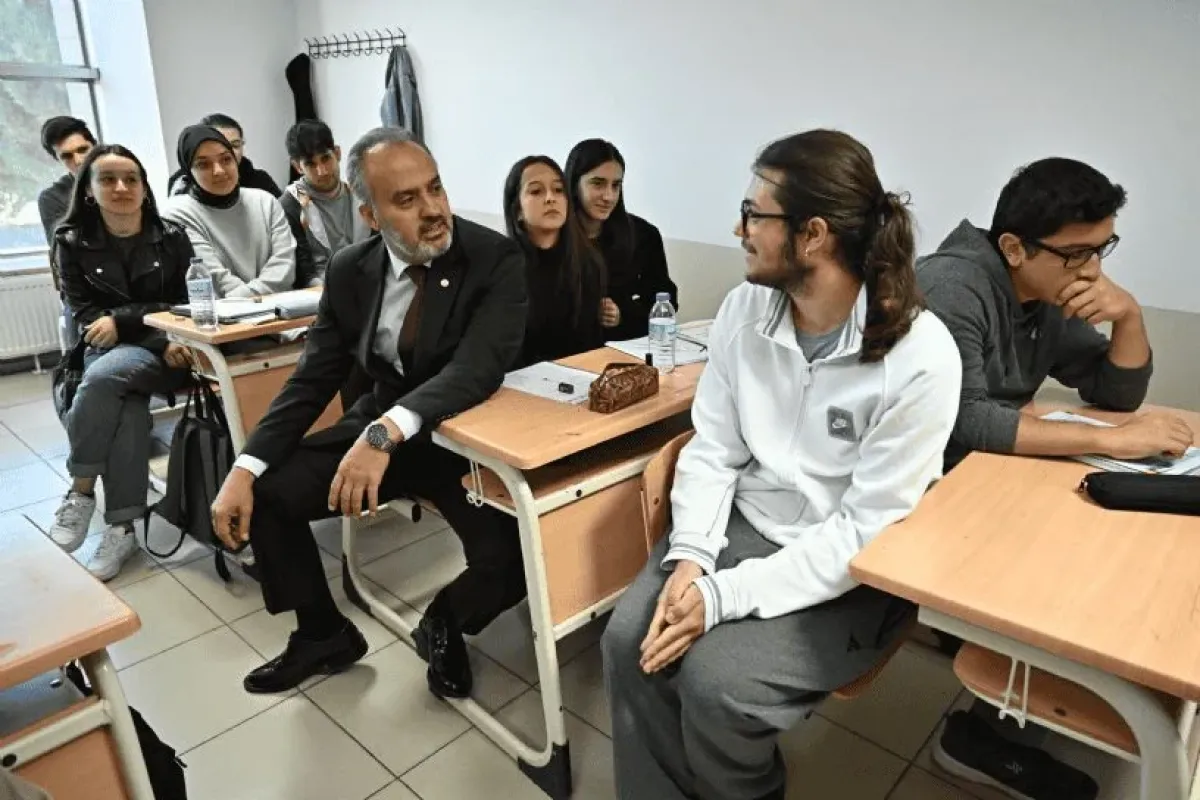 Üniversite yolunda gençlerin yanında