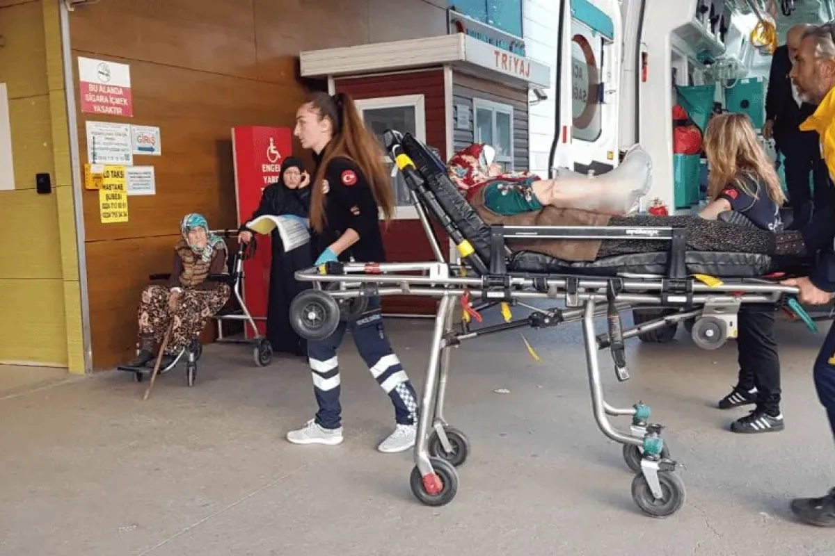 Merdivenlerden düşen yaşlı kadın hastanelik oldu
