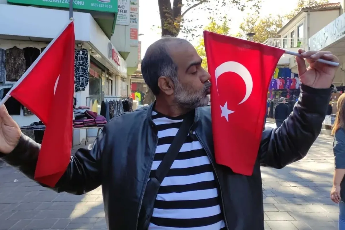 Pakistanlı turistin Türk bayrağı sevgisi
