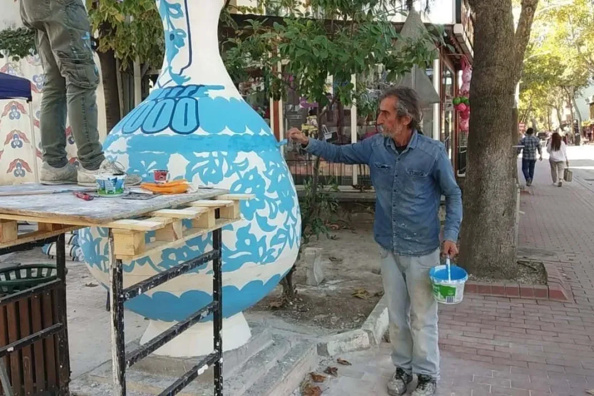2 metre boyunda İznik çinisinden dev vazo