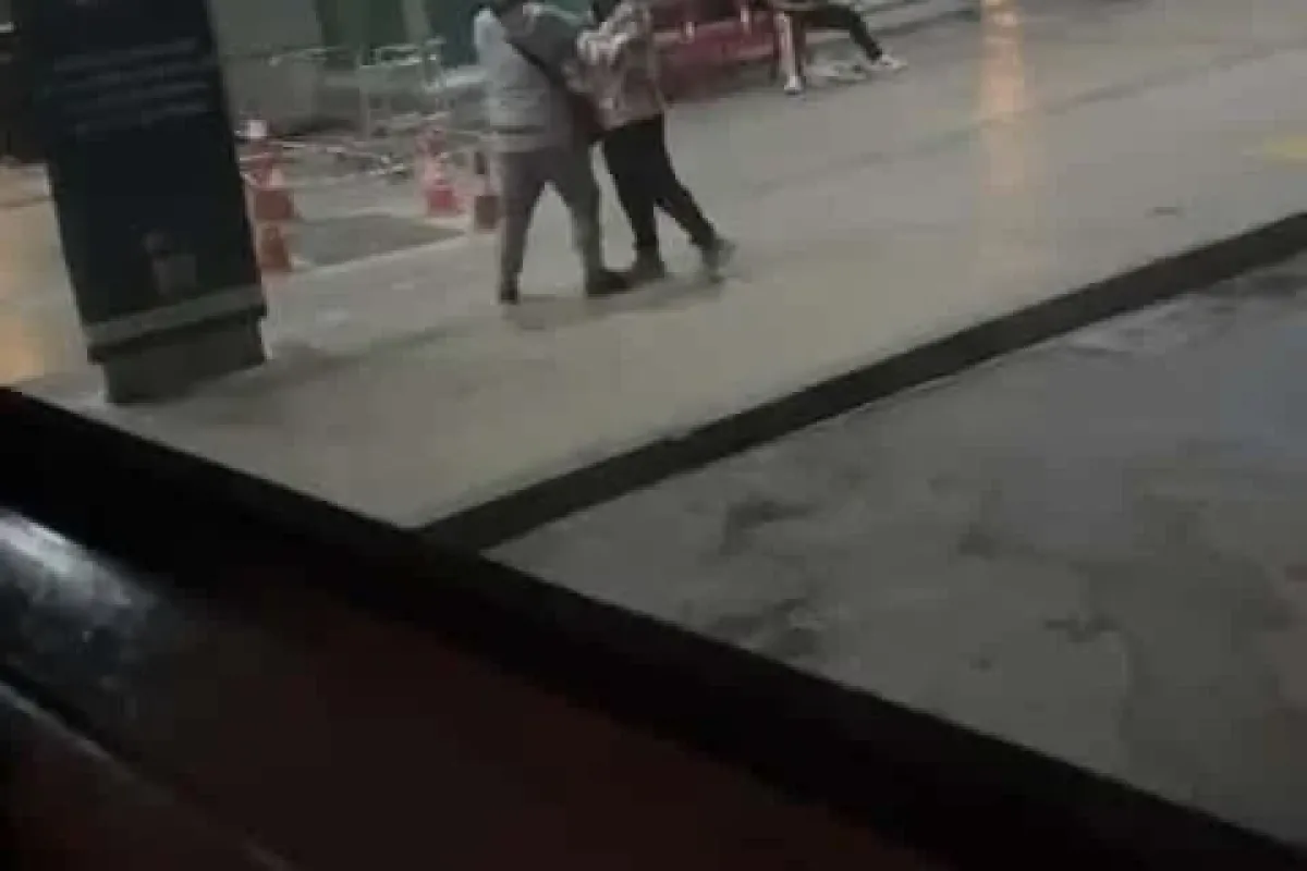 Telefonumu çaldın iddiasıyla kavgaya tutuştular