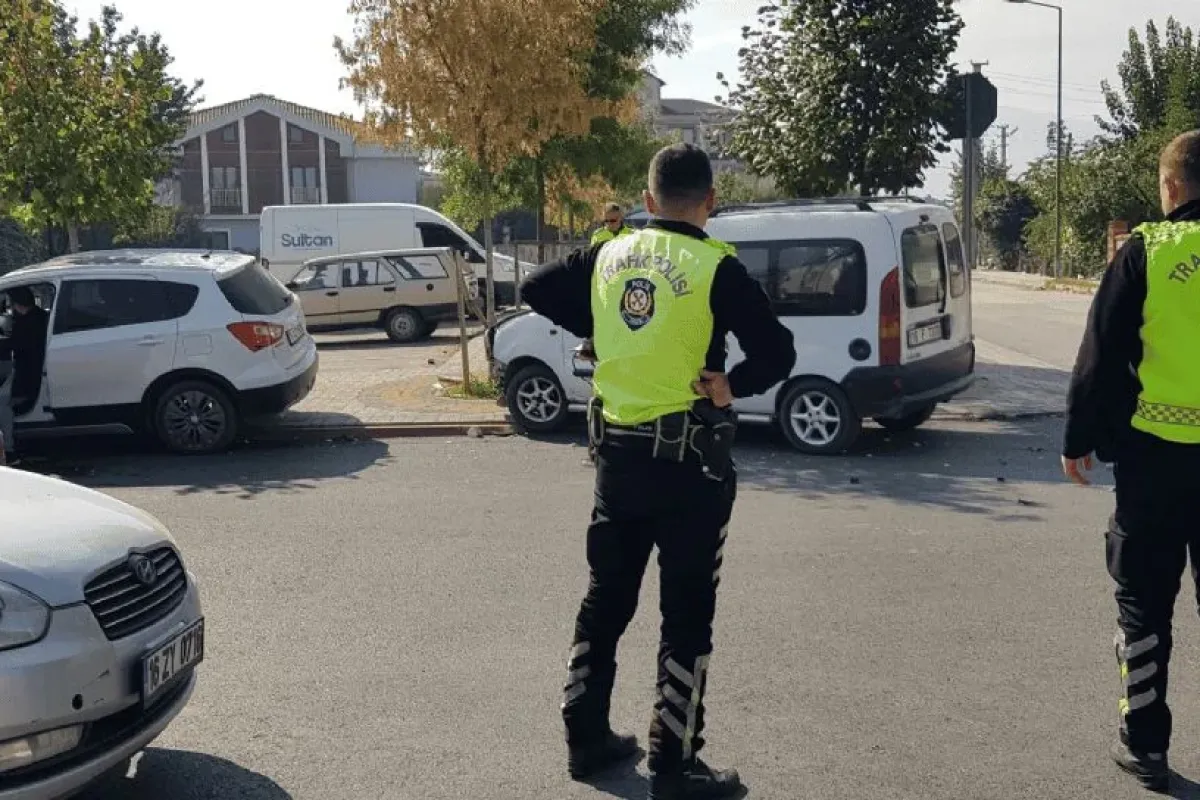 İnegöl'de 2 araç çarpıştı, 2 kişi yaralandı