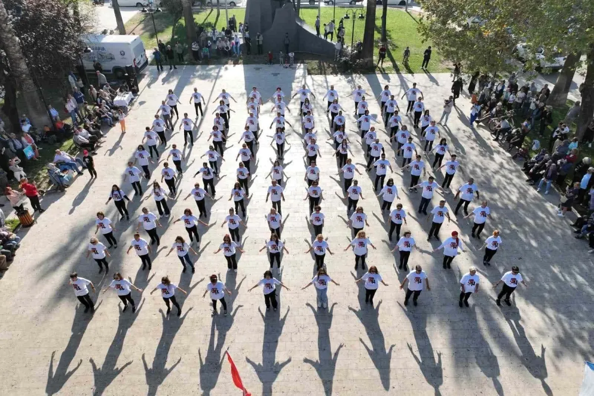 Cumhuriyetin 100üncü yılında 100 kişi zeybek oynadı