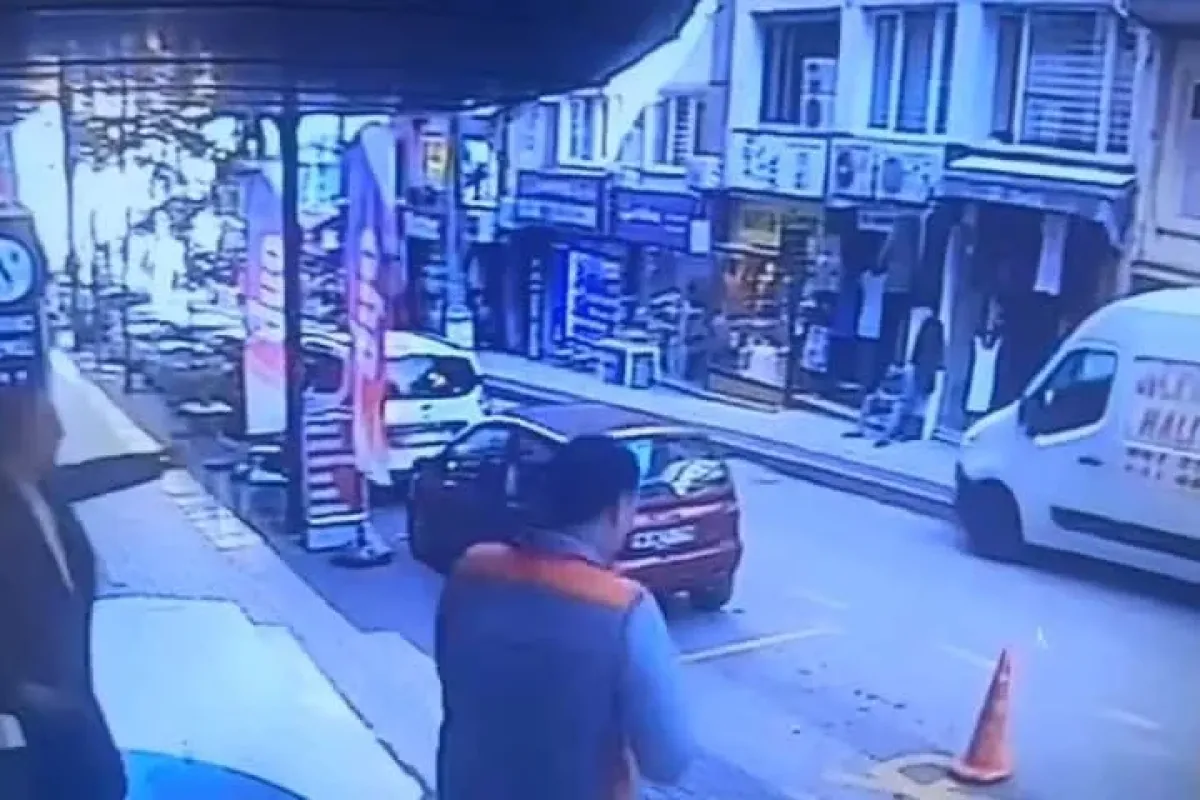 El freni çekmeyi unutulan aracı otopark görevlisi durdurdu