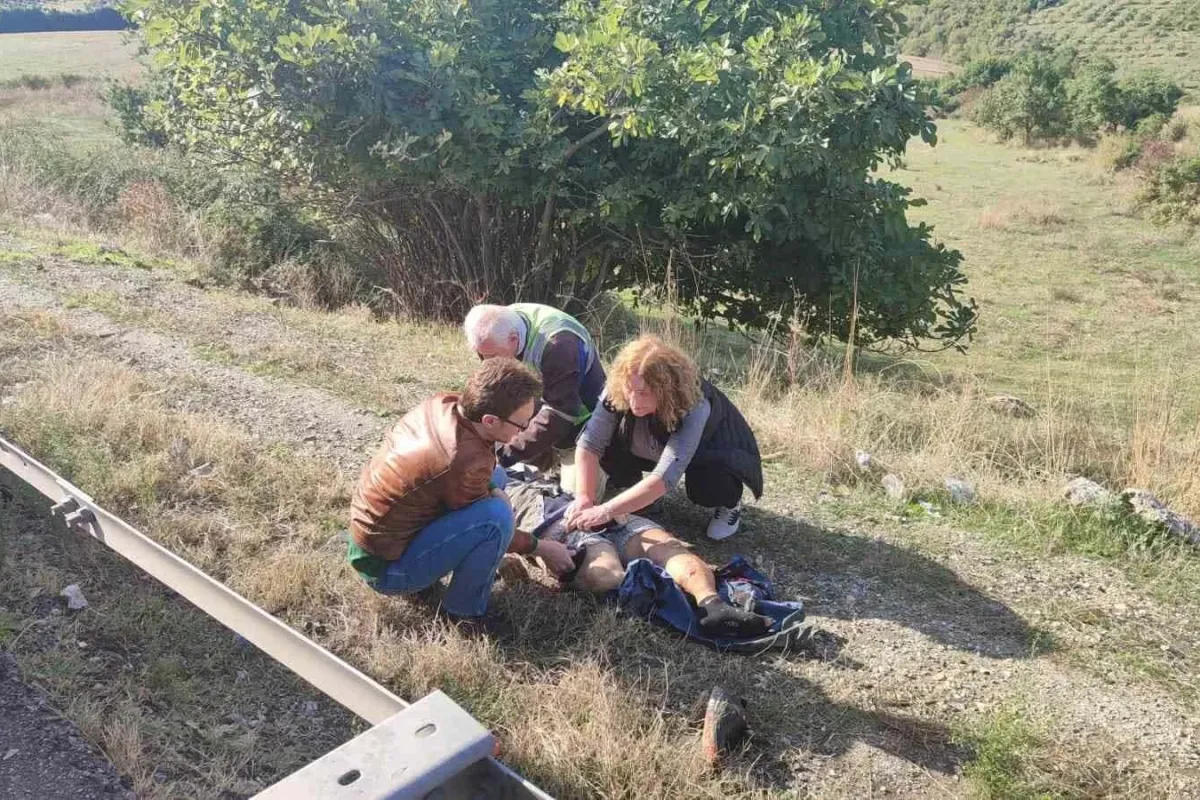 Lüks araç emniyet şeridindeki kamyonete çarptı: 2 yaralı