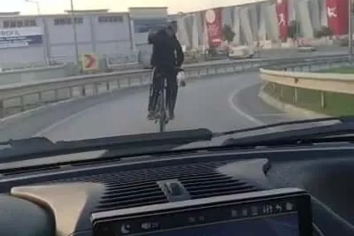Görenler cep telefonlarına sarıldı... Bisikletini tersten sürdü