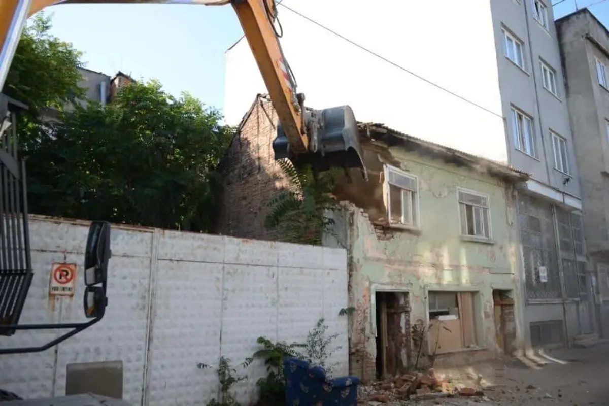 Osmangazide tehlike saçan metruk binalar yıkılıyor