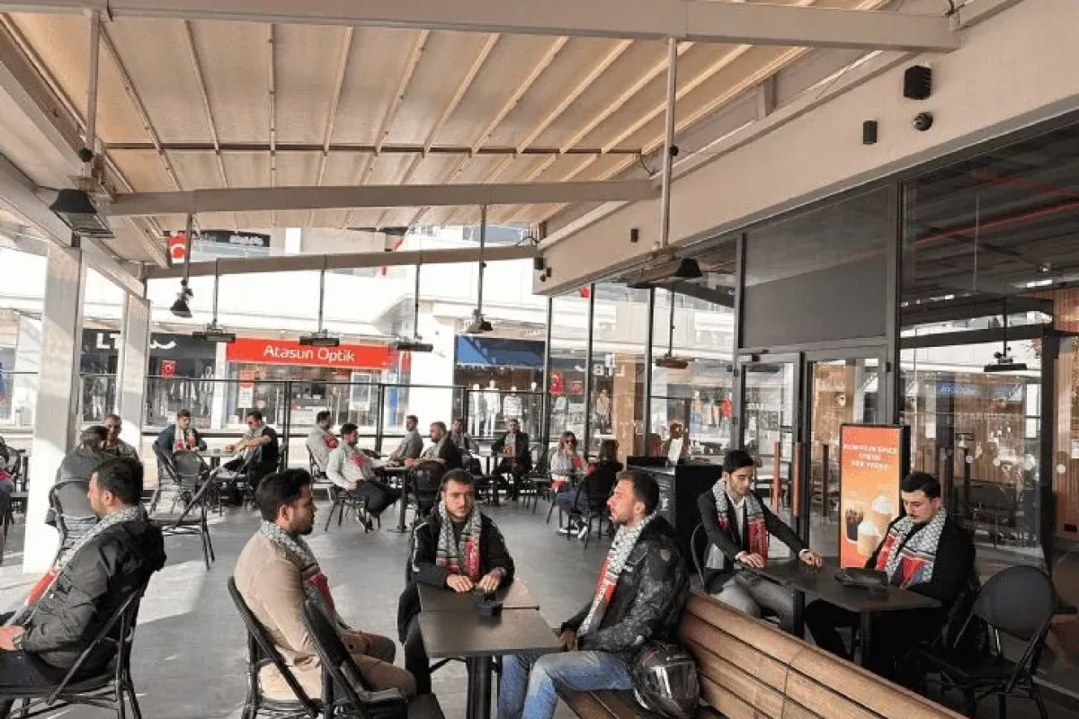 İnegöl'de ki Starbucks şubesinde eylem yaptılar