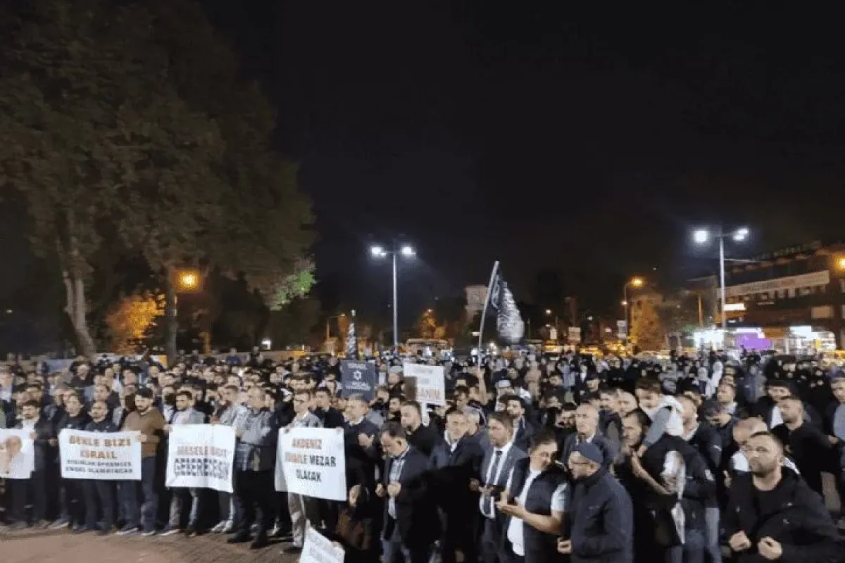 İnegöllüler Heykel'de toplandılar! İsrail'e lanet okudular
