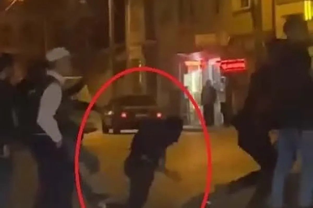 Sokağı boks ringine çevirdiler: Tekme ve sopalar havada uçuştu