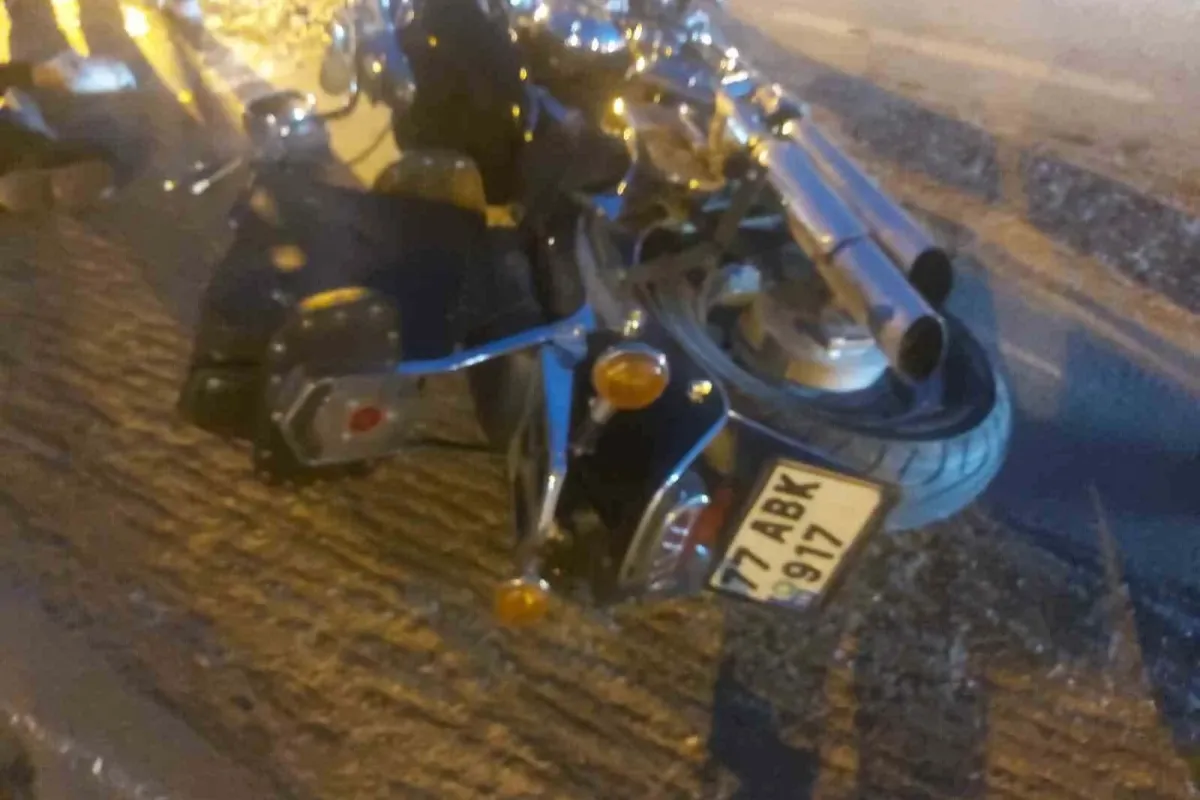 Motosiklet traktöre çarptı: 2 yaralı