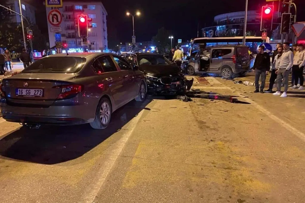 İnegöl'de zincirleme kaza: 3 yaralı
