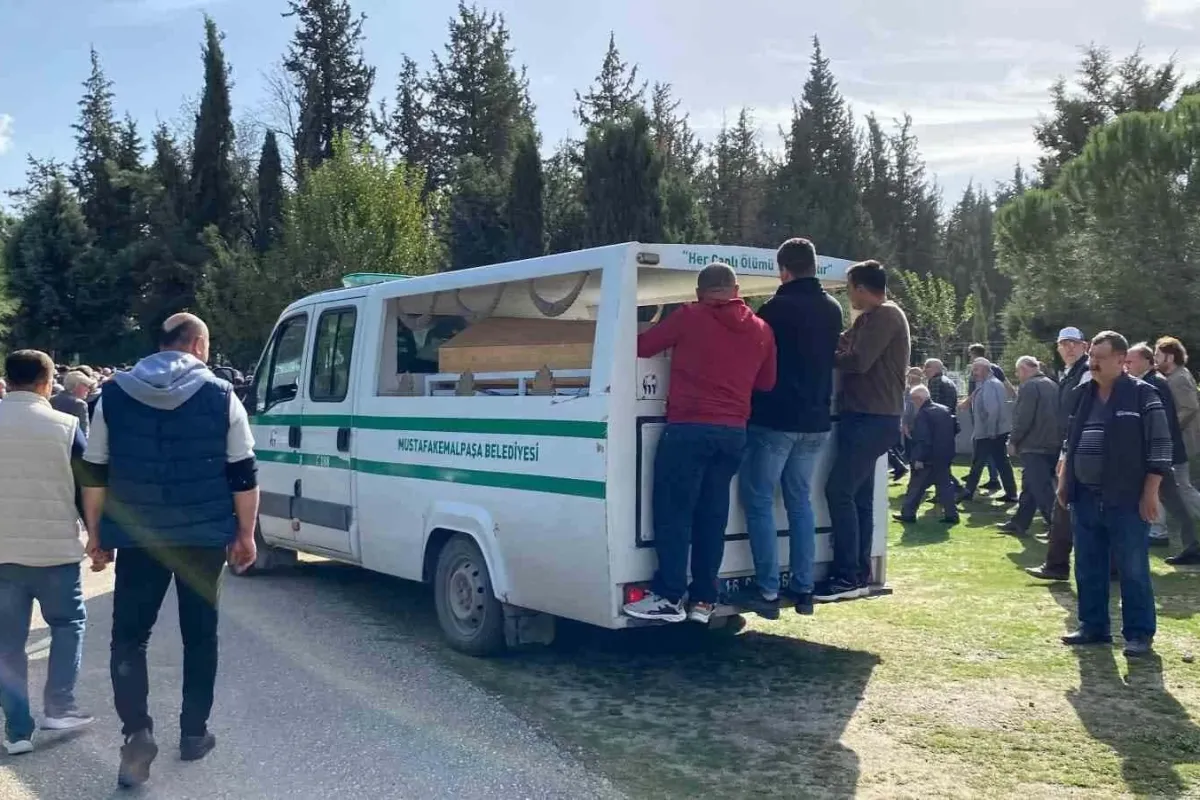 Cinnet kurbanı anne ve oğulları toprağa verildi