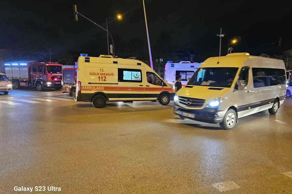 Kırmızı ışıkta geçen otomobil ticari taksiye çarptı: 6 yaralı