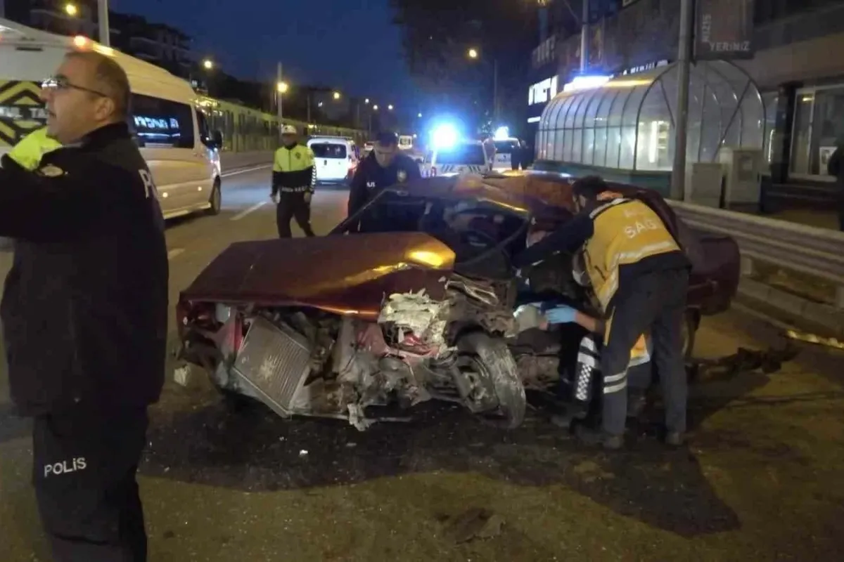 Otomobil Bursarayın bariyerine çarptı: 2 yaralı