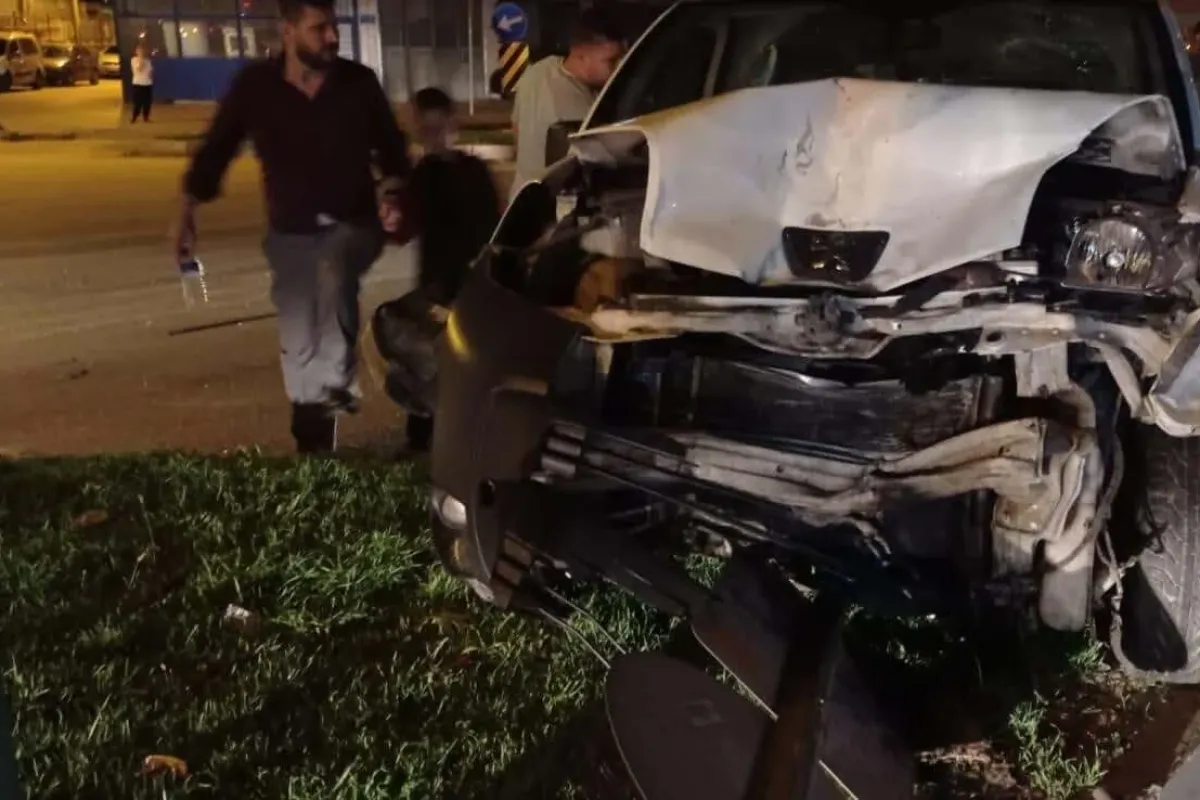 Kırmızı ışıkta bekleyen araca arkadan çarptı: 2 yaralı