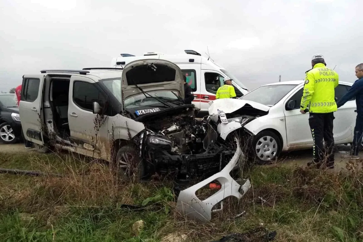 İnegölde ticari araç ile otomobil kafa kafaya çarpıştı: 5 yaralı