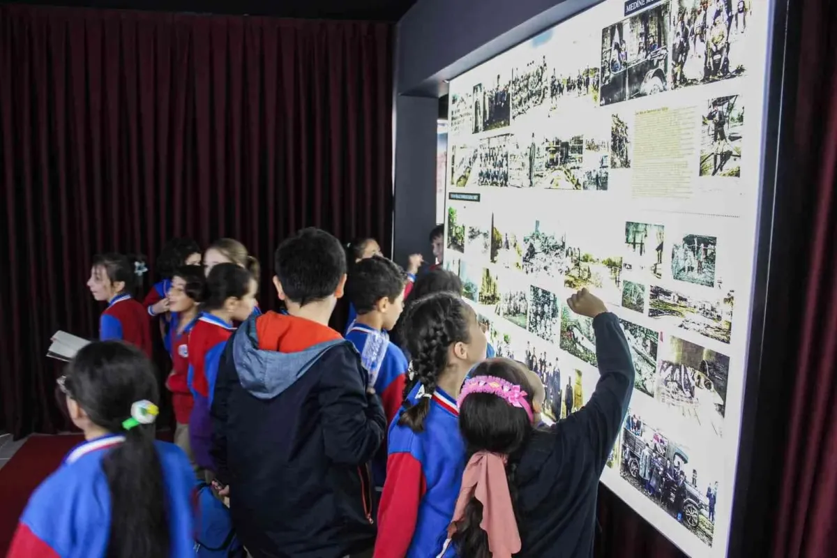 Karacabey Belediyesi Tarihi Fotoğraf Galerisine yoğun ilgi