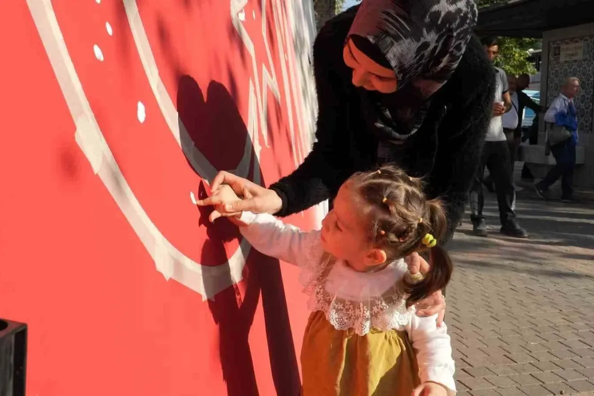 Boyalı parmaklarla Atatürk silueti oluşturdular