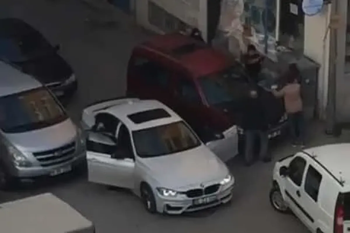 Yol verme tartışması caddeyi boks ringine çevirdi... O anlar kameraya böyle yansıdı