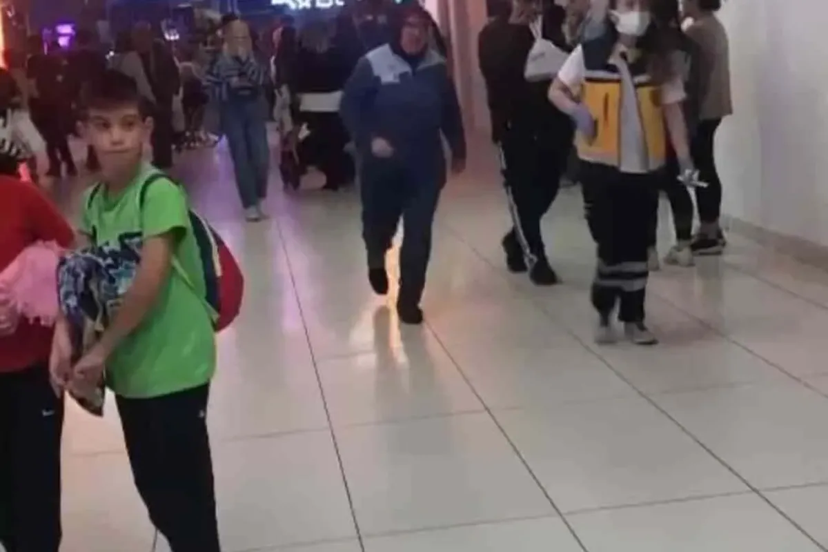 AVMde faciadan dönüldü: Çocukların bindiği oyuncak devrildi