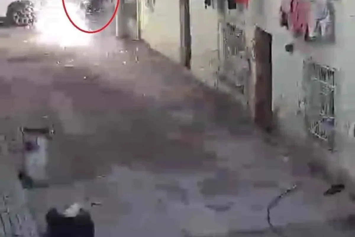 Video çekmek isterken canından oluyordu... Elektrik teli bomba gibi patladı