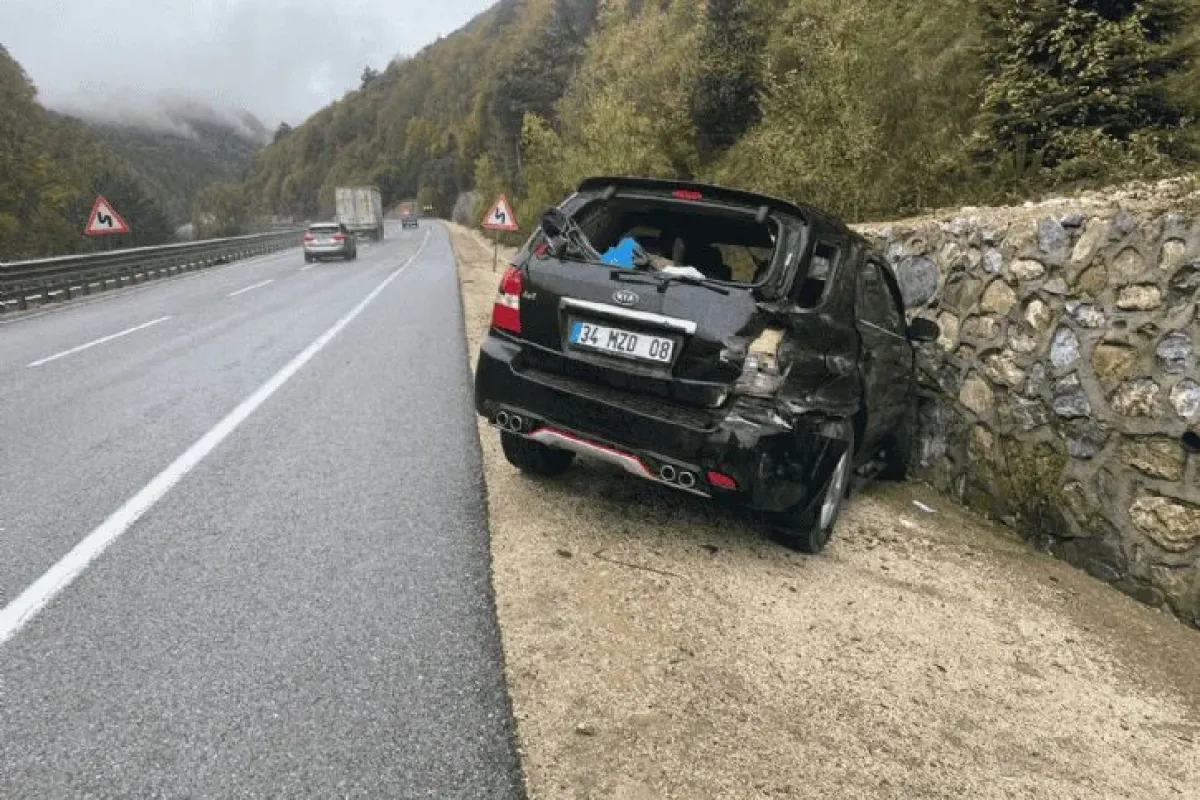 İnegöl'de kontrolden çıkan araç istinat duvarına çarptı