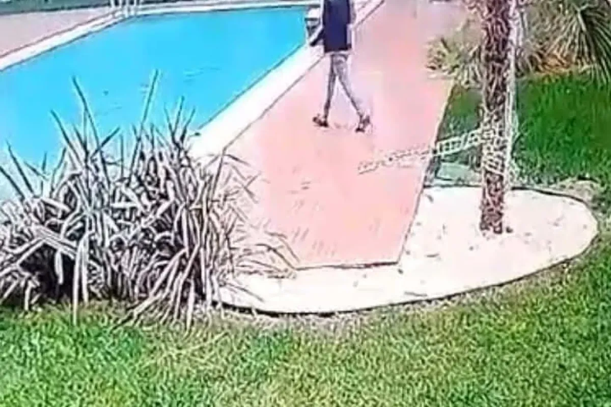 Kuryenin iş kazası...Sitenin havuzuna böyle düştü