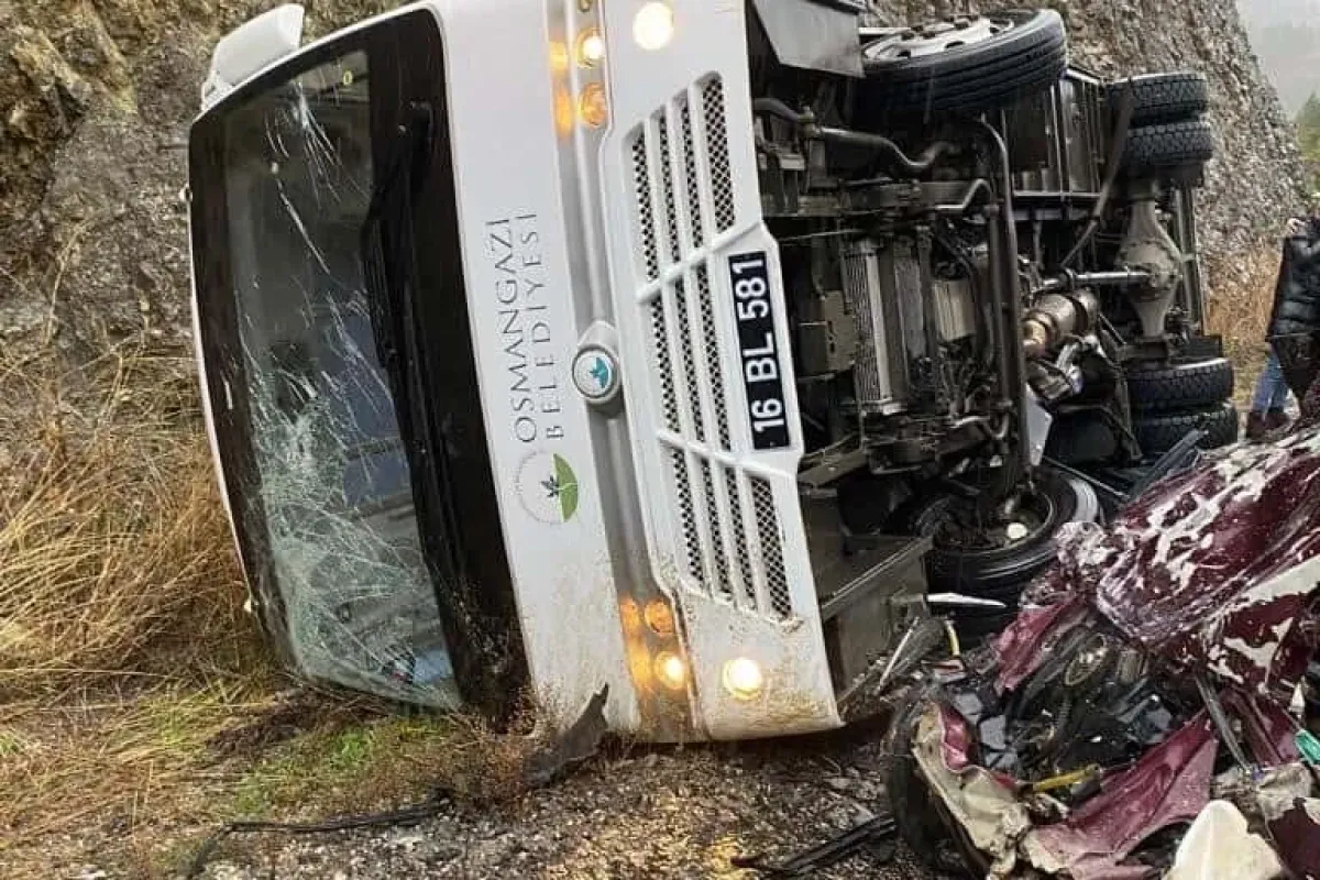 Bursada taziye yakınlarını taşıyan otobüs otomobille çarpıştı: 1 ölü, 5 yaralı