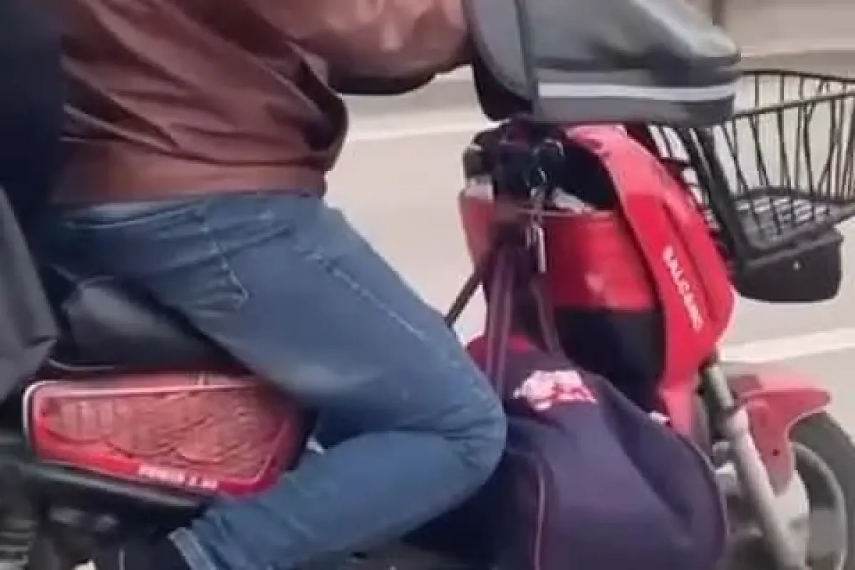 Motosikletin önüne bebeğini koyup kilometrelerce ilerledi