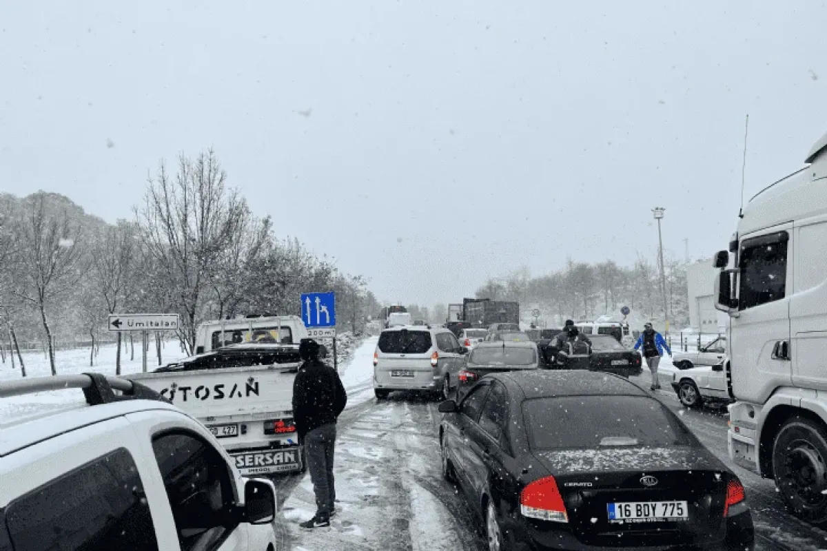 Ümitalanda yoğun kar nedeniyle trafik felç oldu