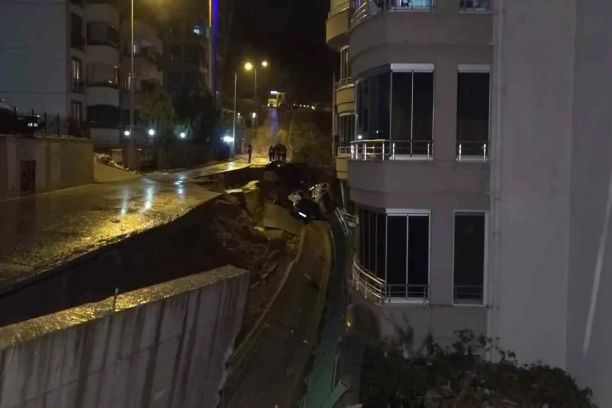 İstinat duvarı çöktü, 4 araç hasar gördü