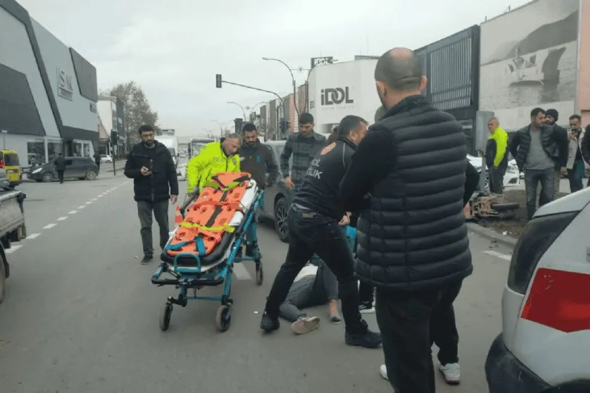 Ertuğrulgazi Caddesi'nde motosiklet ile otomobil çarpıştı: 2 yaralı