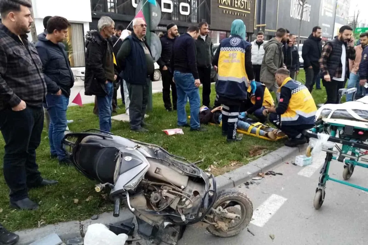 Kaza anı kamerada...Otomobil ile çarpışan motosikletteki 2 genç yaralandı