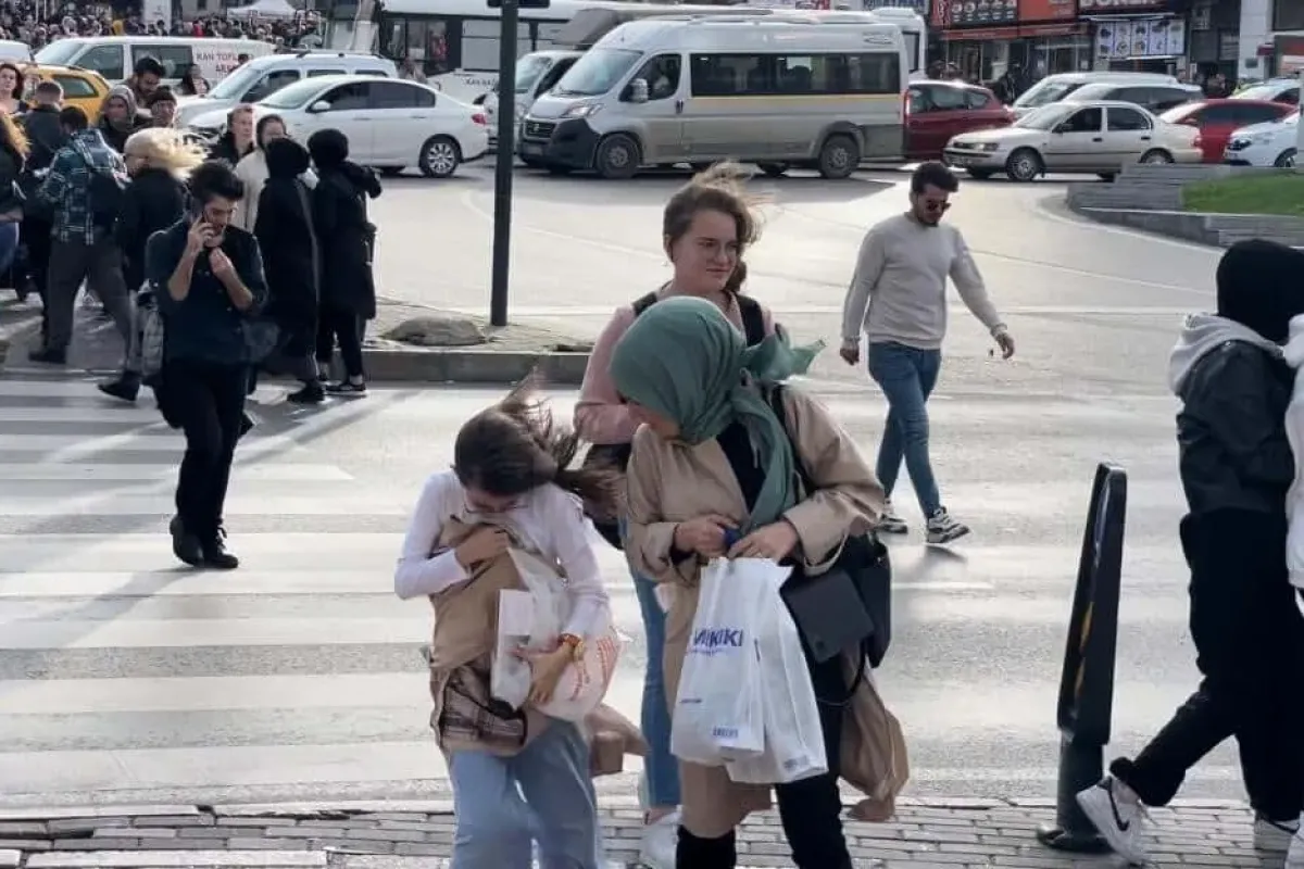 Etkili rüzgar vatandaşlara zor anlar yaşattı