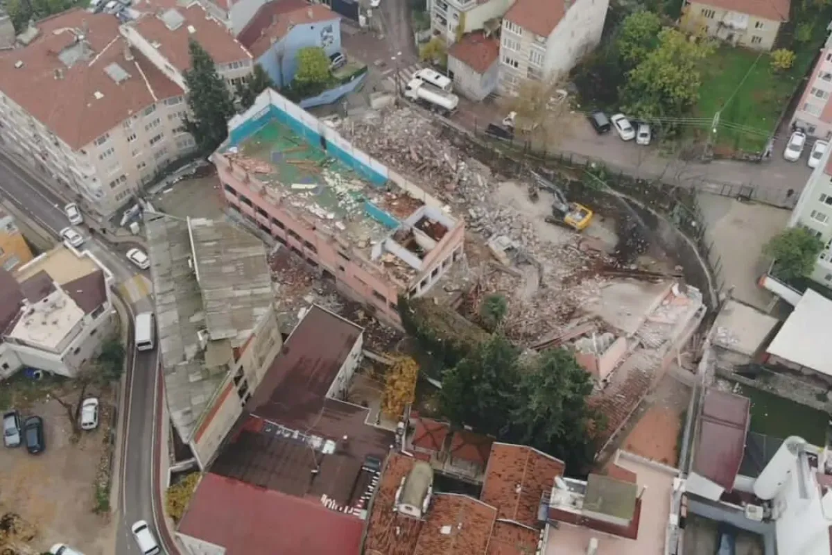 Bursadaki deprem sonrası yetkililer harekete geçti, tarihi okul yıkılıyor