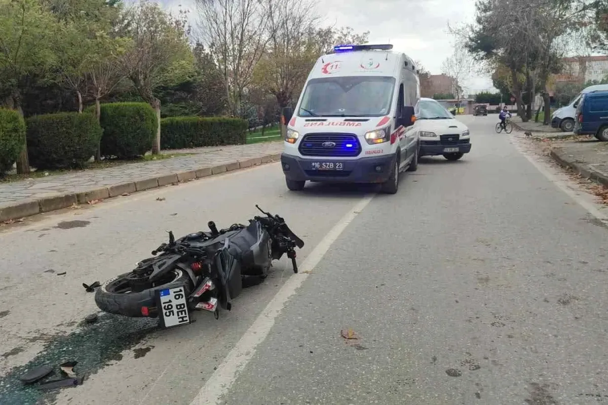 Motosiklet ticari taksi ile çarpıştı: 2 yaralı