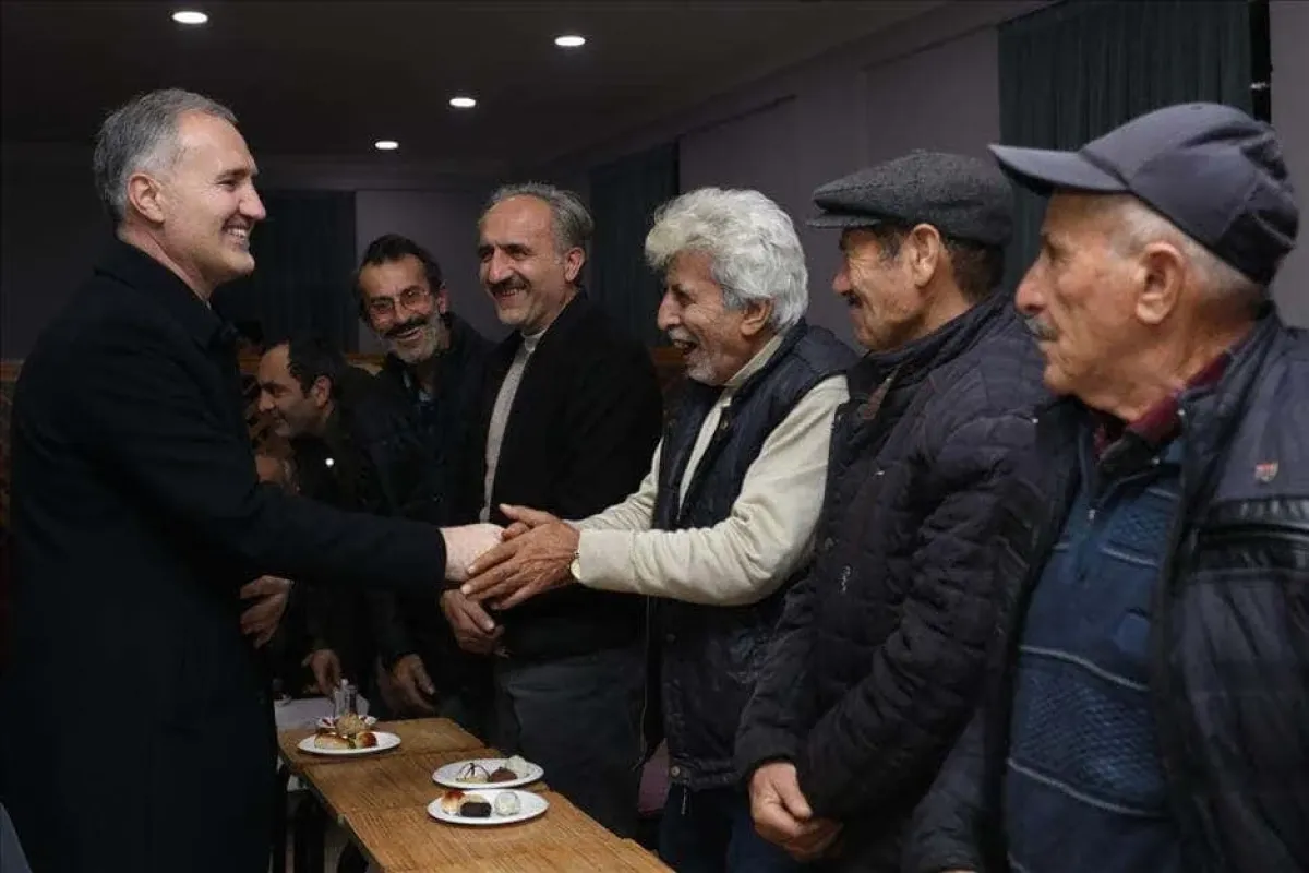Başkan Alper Taban vatandaşları dinliyor