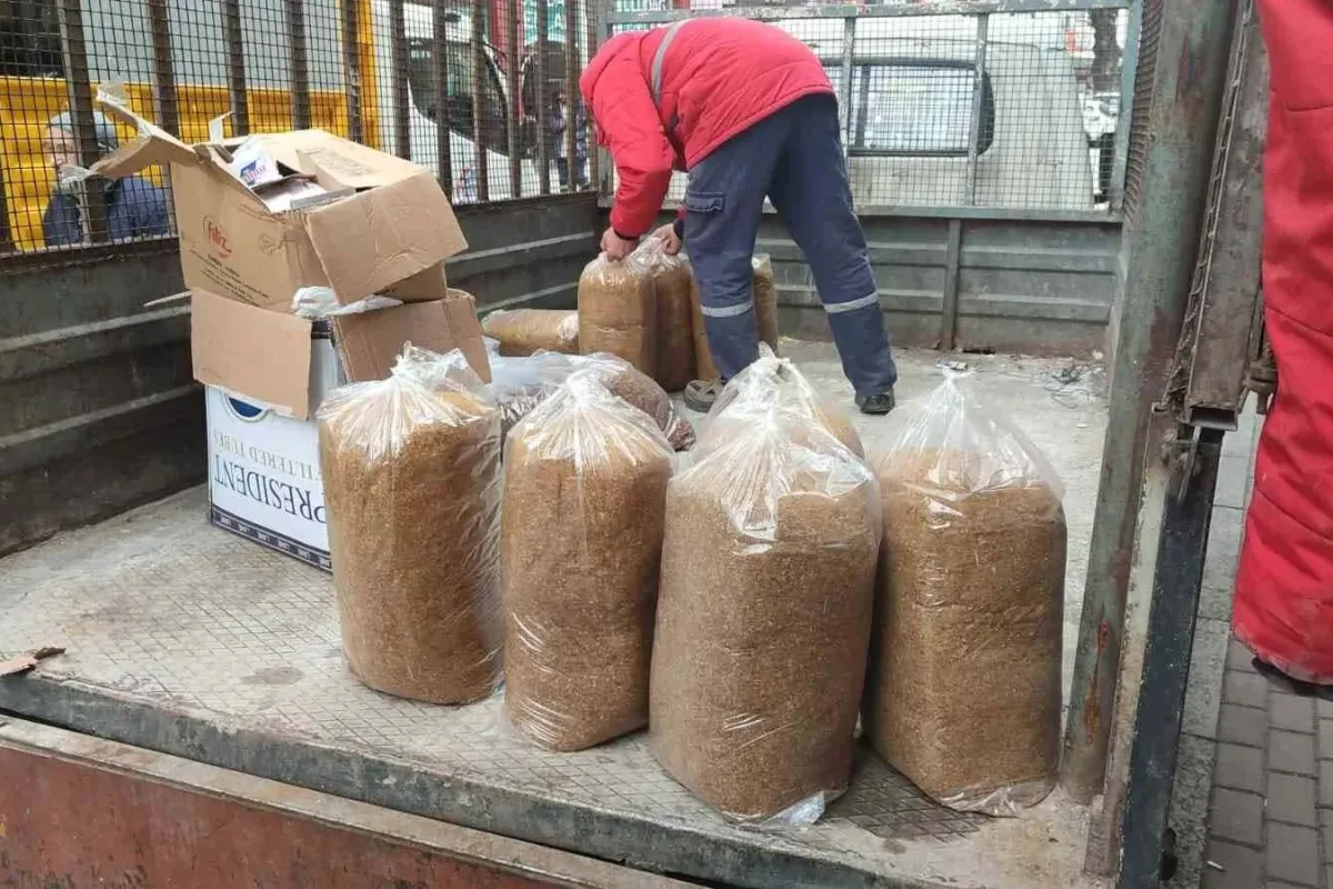 İki kamyonet kaçak tütün ele geçirildi