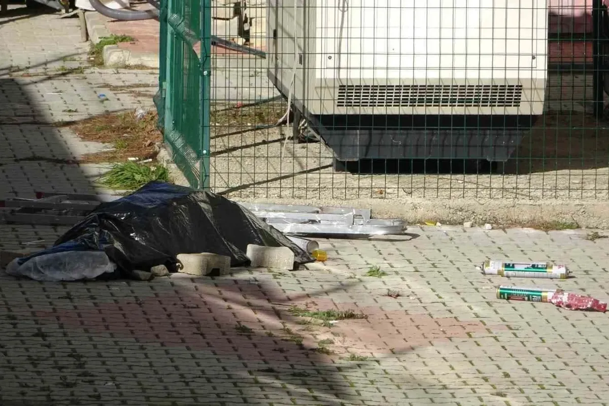 Okulun çatısını onarmak için çıktığı yerden düşen işçi hayatını kaybetti