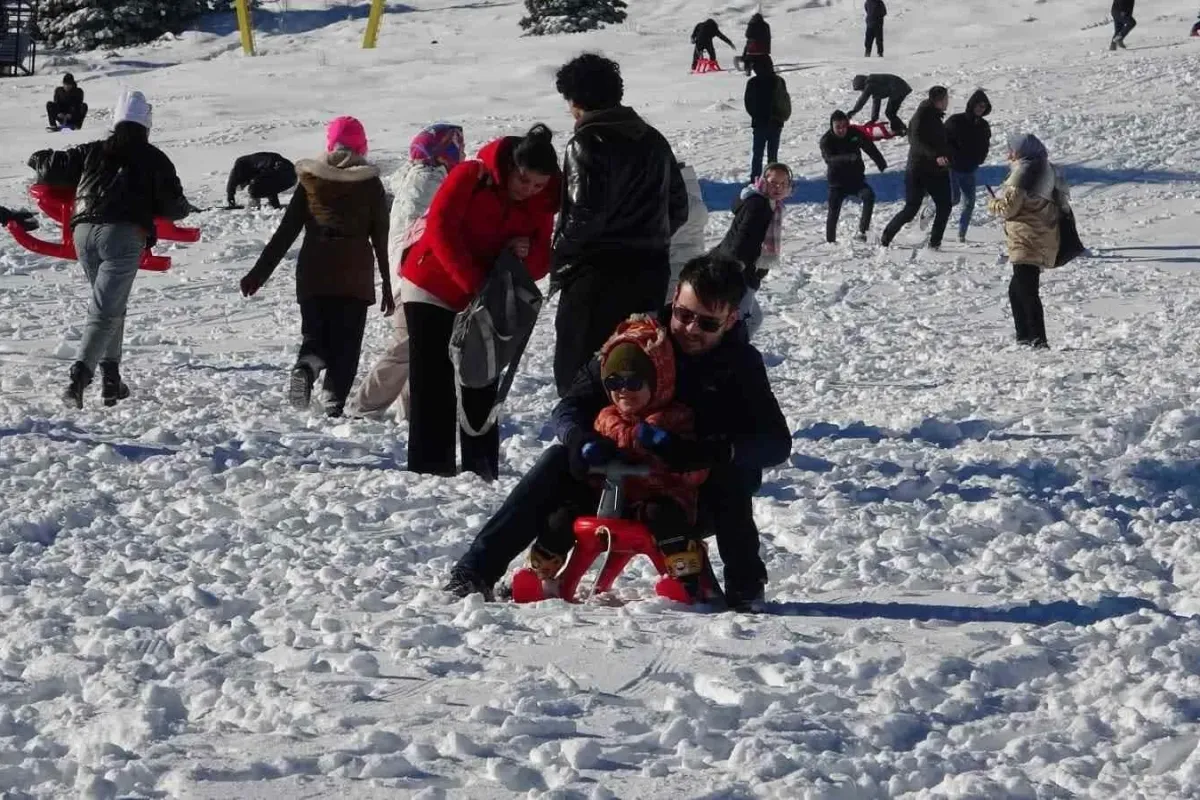 Uludağa kar yağdı, vatandaşlar tadını çıkardı